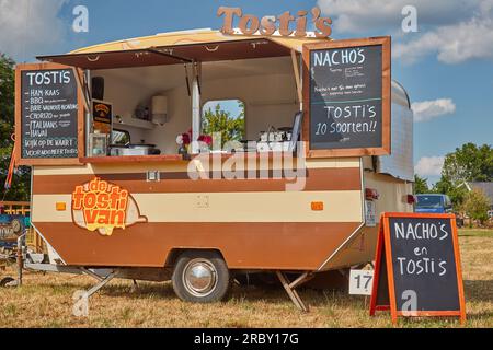 Aalten, Paesi Bassi - 23 giugno 2023: Camion alimentare decorativo per carovane retrò in una fiera di campagna ad Aalten, Paesi Bassi Foto Stock