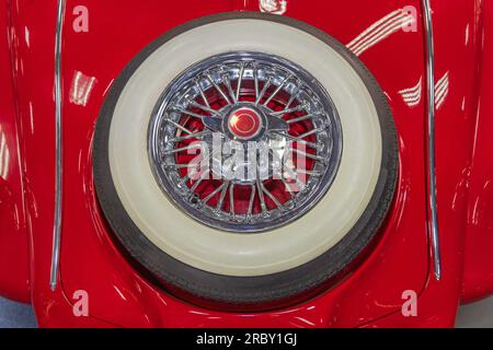 Ruota a razze in filo metallico con pneumatico Whitewall su Classic Car Foto Stock