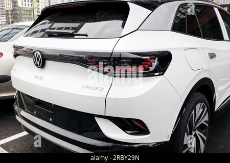 Minsk, Bielorussia, luglio 2023 - Vista posteriore emblema del logo Volkswagen ID4 VW Foto Stock