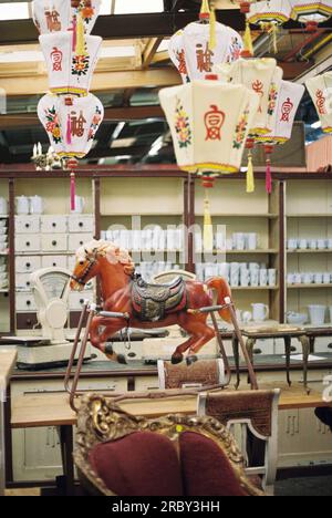 Interno di un negozio d'epoca con mobili antichi e oggetti strani (lanterne  cinesi e una statua di cavallo di plastica) ad amsterdam, paesi bassi Foto  stock - Alamy