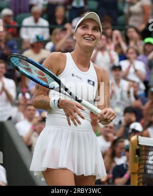 Londra, Regno Unito. 11 luglio 2023. La ceca Marketa Vondrousova festeggia la vittoria nel suo incontro ai quarti di finale contro l'americana Jessica Pegula ai campionati Wimbledon 2023 a Londra martedì 11 luglio 2023. Foto di Hugo Philpott/UPI credito: UPI/Alamy Live News Foto Stock