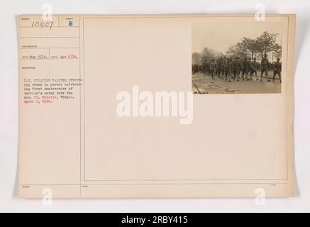 I soldati statunitensi che passavano per la revisione sono in parata per commemorare il primo anniversario dell'entrata dell'America nella prima guerra mondiale. Posizione: St Nazaire, Francia. Data: 5 aprile 1918. La fotografia è stata ricevuta dal fotografo il 9 maggio 1918. Foto Stock