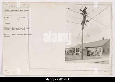 Una fotografia aerea scattata il 20 febbraio 1919 mostra installazioni telefoniche a Camp Custer, Battle Creek, Michigan. La foto cattura una vista del garage per il trasporto di automobili con un'antenna sospesa di fronte ad esso. Questa immagine fa parte della collezione del Dipartimento centrale, Signal Corps. Fotografo. Foto Stock