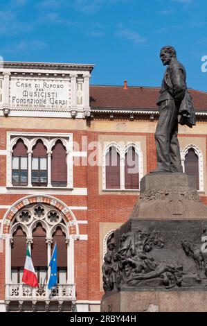 Italia, Lombardia, Milano, Piazza Buonarroti, Monumento a Giuseppe Verdi Casa di riposo per musicisti Foto Stock