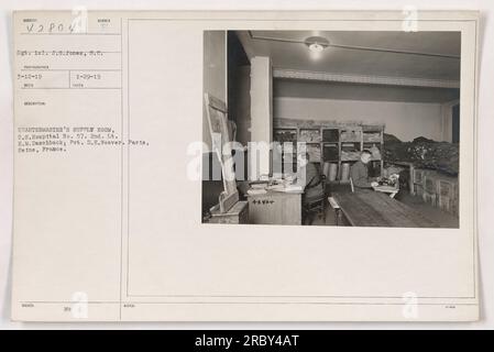 Sgt. J.G. Jones è visto qui nella sala rifornimenti del Quatermaster degli Stati Uniti Ospedale n. 57 a Parigi, Francia. Nella foto sono raffigurati anche il 2° tenente H.M. Daschback e Pvt. D.H. Weaver. Questa foto è stata scattata il 12 marzo 1919 e gli è stato assegnato il numero 42804. Foto Stock