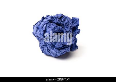 Carta viola stropicciata isolata su sfondo bianco. Copia spazio. Foto Stock