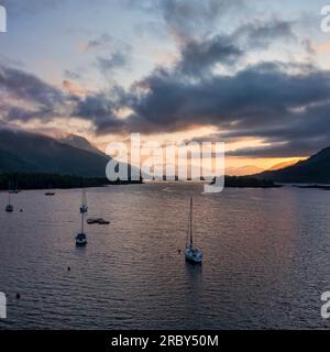 guardando a ovest lungo il loch leven fino a ballachulish al tramonto, si gode di una vista elevata con le barche a vela ormeggiate Foto Stock
