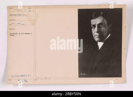 Il Segretario alla Guerra Newton D. Baker è visto partecipare a un evento militare. La foto è stata scattata il 18 maggio 1915 ed è etichettata come 111-SC-9831. E' stato ricevuto dal C.P.I. e la descrizione afferma che il Segretario alla Guerra Baker sta conversando con un individuo non identificato. Foto Stock