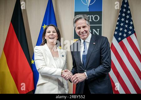 Vilnius, Lituania. 11 luglio 2023. Annalena Baerbock (Bündnis 90/die Grünen), Ministro degli Esteri, e Antony Blinken, Segretario di Stato degli Stati Uniti, si incontrano per i colloqui al vertice della NATO. Tra le altre cose, il vertice discuterà ulteriori passi per rafforzare la deterrenza e la difesa. Discuteranno anche degli obiettivi di spesa per la difesa e di ulteriore sostegno all'Ucraina. Crediti: Kay Nietfeld/dpa Pool/dpa/Alamy Live News Foto Stock