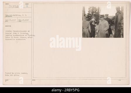 Didascalia: Generale Petain seguito dal generale John J. Pershing, lasciando il quartier generale a Provins, Seine et Marne, Francia, dopo le cerimonie di decorazione. Fotografia scattata il 13 novembre 1918. L'immagine è stata passata dalla censura A.E.F. ed è numerata 31502. Foto Stock