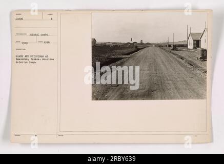 Strade ed edifici a Issoudon, Francia. Questa immagine mostra il campo dell'aviazione americana situato a Issoudon durante la prima guerra mondiale. Mette in evidenza l'infrastruttura e la disposizione del campo. Gli edifici e le strade sono catturati in dettaglio, fornendo uno sguardo sulle attività militari e lo sviluppo nella zona. Foto Stock