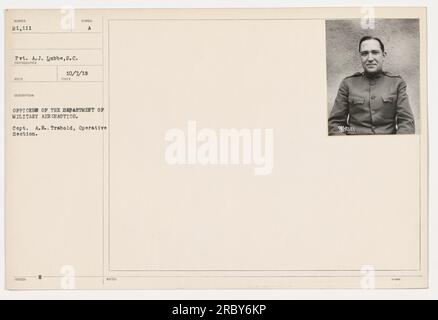 Pvt. A.J. Lubbe del Signal Corps (S.C.) è raffigurato in questa fotografia. L'immagine è stata scattata il 7 ottobre 1918. Mostra gli ufficiali del Dipartimento di Aeronautica militare, in particolare il capitano A.R. Trabold della sezione operativa. Foto Stock