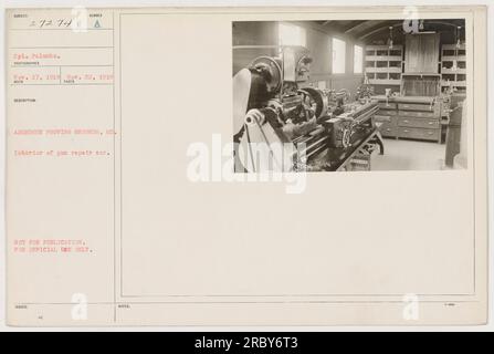 CPL. Palumbo è raffigurato all'interno di un'auto per la riparazione di armi a Aberdeen Proving Grounds nel Maryland. La foto è stata scattata tra il 22 novembre e il 27 novembre 1918. L'immagine non è destinata alla pubblicazione ed è esclusivamente per uso ufficiale. Foto Stock