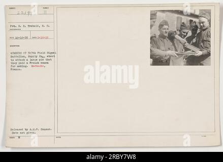 I membri del 307th Field Signal Battalion, Supply Company, sono visti in questa fotografia scattata il 14 settembre 1918 a Marbache, in Francia. Stanno per indulgere in una grande torta che hanno comprato da una donna francese. Immagine rilasciata da A.E.P. Censor. Note: 22.99. Foto Stock