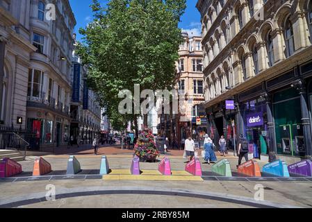 Barriere di sicurezza e rampe di veicoli antiterrorismo New Street Birmingham City Inghilterra Regno Unito Foto Stock