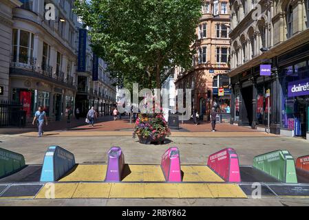 Barriere di sicurezza e rampe di veicoli antiterrorismo New Street Birmingham City Inghilterra Regno Unito Foto Stock
