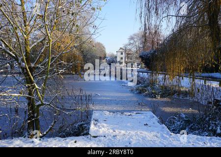 Vista natalizia sul Willian Pond fino al Fox Inn Foto Stock