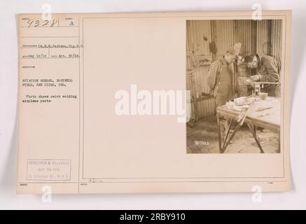 Cadetto alla Rockwell Field Aviation School di San Diego, CALIFORNIA, ha visto la saldatura di parti di aeroplani. La foto è stata scattata dal fotografo L.E.M. Jackson del Signal Reserve Corps il 30 aprile 1918 e rilasciato il 20 maggio 1918. La foto appartiene alla collezione "Photographs of American Military Activities during World War One". Foto Stock