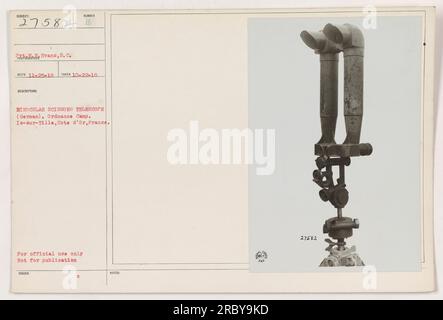 I soldati di un campo di Ordnance a Is-sur-Tille, Cote d'Or, Francia, ispezionano un telescopio tedesco a forbici binoculari. Questa fotografia è stata scattata il 22 ottobre 1918 ed è classificata come 111-SC-27582. L'immagine mostra soldati impegnati in attività militari ufficiali e non è per la pubblicazione. Foto Stock
