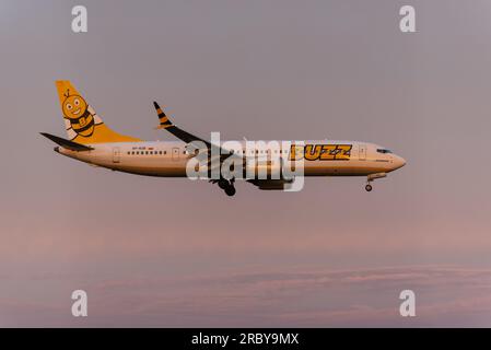 La compagnia aerea Buzz Boeing 737 MAX è alle finali per atterrare all'aeroporto di Londra Stansted, Essex, Regno Unito. Boeing 737-8-200 MAX. Buzz è una compagnia aerea polacca di Ryanair Foto Stock