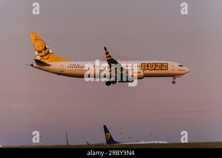 La compagnia aerea Buzz Boeing 737 MAX è alle finali per atterrare all'aeroporto di Londra Stansted, Essex, Regno Unito. Boeing 737-8-200 MAX. Buzz è una compagnia aerea polacca di Ryanair Foto Stock