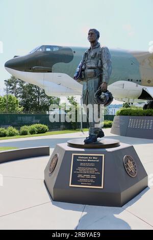 Statua dell'aviatore del Vietnam accanto al B-52G Stratofortress 59-2584 Midnight Express, museo del volo strategico per bombardieri a lungo raggio Seattle, Washington State USA Foto Stock