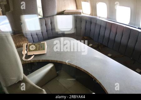 Sala meeting sull'aeromobile presidenziale Boeing VC-137B "Air Force One" nel padiglione dell'aviazione del Museum of Flight Seattle Washington State USA Foto Stock