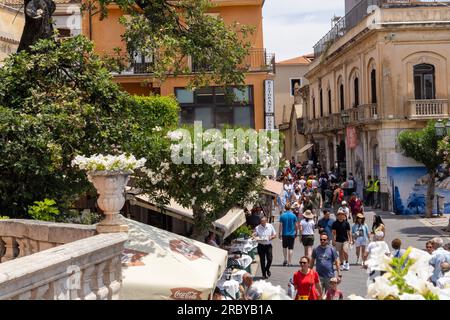 Scene di strada a Taormina, Sicilia - la perla della Sicilia Foto Stock