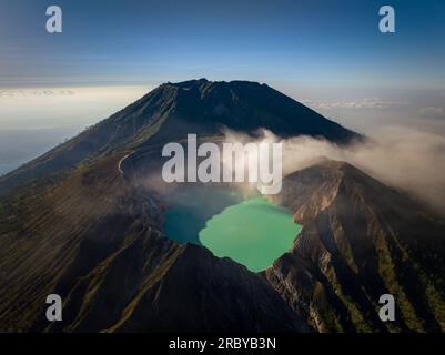 Vista aerea del cratere del vulcano Kawah Ijen, Giava orientale, Indonesia Foto Stock