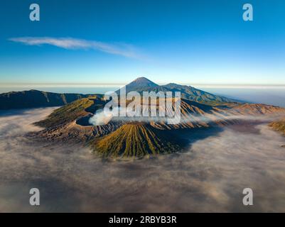 Vista aerea del vulcano attivo del Monte Bromo all'alba, Giava orientale, Indonesia Foto Stock