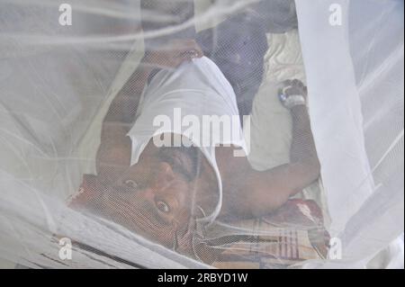 Sylhet, Bangladesh. 11 luglio 2023. Le persone con dengue ricevono il trattamento presso l'angolo Dengue di Sylhet MAG Osmani Medical College Hospital, Bangladesh. Più di 6 pazienti sono ora in trattamento in questo angolo di Dengue. Il numero di pazienti affetti da dengue diagnosticati negli ospedali del Bangladesh sta gradualmente aumentando e il numero di casi e decessi di dengue è aumentato in modo allarmante in tutto il paese nelle ultime tre settimane. L'11 luglio 2023 Sylhet, Bangladesh (foto di Rafayat Haque Khan/ Credit: Eyepix Group/Alamy Live News Foto Stock