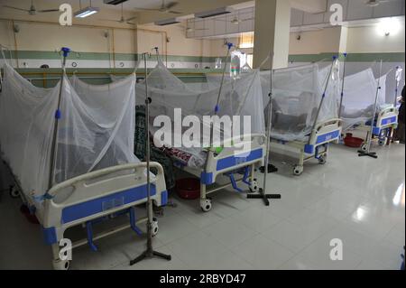 Sylhet, Bangladesh. 11 luglio 2023. Le persone con dengue ricevono il trattamento presso l'angolo Dengue di Sylhet MAG Osmani Medical College Hospital, Bangladesh. Più di 6 pazienti sono ora in trattamento in questo angolo di Dengue. Il numero di pazienti affetti da dengue diagnosticati negli ospedali del Bangladesh sta gradualmente aumentando e il numero di casi e decessi di dengue è aumentato in modo allarmante in tutto il paese nelle ultime tre settimane. L'11 luglio 2023 Sylhet, Bangladesh (foto di Rafayat Haque Khan/ Credit: Eyepix Group/Alamy Live News Foto Stock