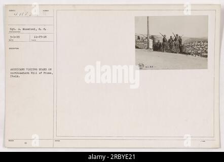 I soldati americani di stanza a fiume, in Italia, posano per una fotografia mentre sono in servizio di guardia su una collina nord-orientale. La foto è stata scattata il 3 gennaio 1919 dal sergente A. mosse del Signal Corps. Gli fu assegnato il numero 41183 ed emesso il 27 novembre 1918. Foto Stock