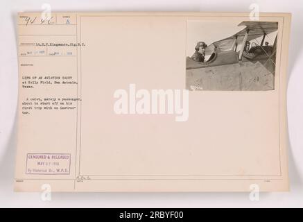 Cadetto di aviazione a Kelly Field, San Antonio, Texas, si prepara per il suo primo volo con un istruttore. Fotografia scattata il 1 maggio 1918 da L.H.P.Kingemore, Sig.R.C. Rilasciato il 17 maggio 1918. Ufficialmente censurato e approvato dallo Historical Branch, W.P.D. Foto Stock