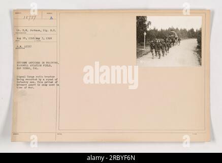 La fotografia raffigura studenti ufficiali in addestramento al Rockwell Aviation Field di San Diego, California durante la prima guerra mondiale L'immagine mostra un trattore radio Signal Corps scortato da una squadra di fanteria, un metodo utilizzato solo in tempo di guerra. La foto è stata scattata dal tenente E.N. Jackson il 28 maggio 1918 e rilasciato con il P.N. 10757. Foto Stock