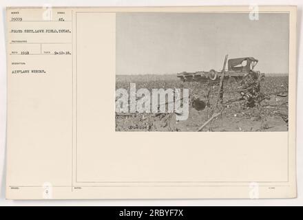 Questa fotografia mostra un gruppo di aeroplani simbolo danneggiati al Love Field in Texas, scattati il 12 settembre 1918. Il relitto indica le dure condizioni della guerra aerea durante la prima guerra mondiale. La fotografia è catalogata con il numero 29009 nella collezione ed è stata ricevuta nel 1918. Foto Stock