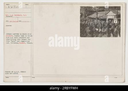 Un gruppo di soldati americani riuniti in una mensa tedesca situata nei boschi vicino a Nonsard, una città rustica che servì come quartier generale per la Y.M.C.A. in Francia durante la prima guerra mondiale. I soldati formarono con ansia una linea per ricevere cibo gratuito e sigarette. Questa fotografia è stata controllata e approvata dalla censura A.E.F. ma la sua data esatta di emissione è sconosciuta. Foto Stock