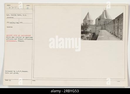 Il sergente Lucien Rode del Signal Corps è visto visitare l'antico sito di Carcassonne, in Francia. Anche ufficiali americani e francesi visitarono il sito. Questa foto è stata rilasciata da A.E.F. Censura e data sconosciuta. Didascalia: 111-SC-22056 - Sgt. Lucien Rode a Carcassonne, Francia. Foto Stock