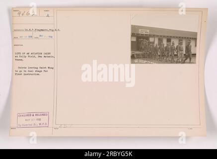 Cadetti a Kelly Field, San Antonio, Texas, lasciando il Cadet Wing per ricevere la loro prima istruzione nel doppio stadio di addestramento aeronautico. Questa foto è stata scattata il 1° maggio 1918 ed è parte di una serie che documenta la vita di un cadetto dell'aviazione durante la prima guerra mondiale a Kelly Field. Foto Stock