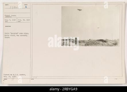 Aerei militari STATUNITENSI, chiamati "zooming", che volano su un campo di Kelly Field a San Antonio, Texas. La foto è stata scattata il 15 ottobre 1918 da un fotografo del Signal Corps. È contrassegnato come numero 27123 nella raccolta. L'immagine è stata approvata dal M.I.D. Censor il 13 dicembre 1918. Foto Stock