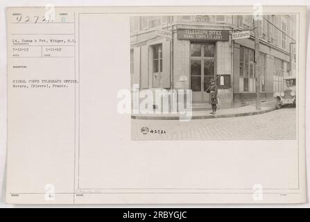 Tenente Downs e Pvt. Winger del Signal Corps a Nevers, Francia. La fotografia mostra che lavorano nell'ufficio Telegraph del corpo del segnale. Foto Stock