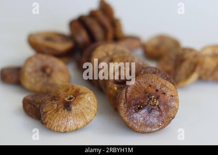 Anjeer essiccato o fichi della Giordania. Fichi secchi grandi e carnosi coltivati in giordania. Hanno un sapore dolce e una consistenza simile alla pelle. Questi sono morbidi A. Foto Stock