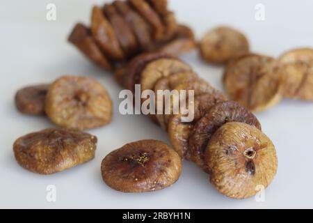 Anjeer essiccato o fichi della Giordania. Fichi secchi grandi e carnosi coltivati in giordania. Hanno un sapore dolce e una consistenza simile alla pelle. Questi sono morbidi A. Foto Stock