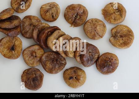 Anjeer essiccato o fichi della Giordania. Fichi secchi grandi e carnosi coltivati in giordania. Hanno un sapore dolce e una consistenza simile alla pelle. Questi sono morbidi A. Foto Stock