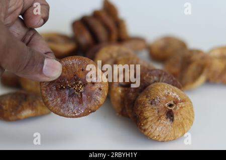 Anjeer essiccato o fichi della Giordania. Fichi secchi grandi e carnosi coltivati in giordania. Hanno un sapore dolce e una consistenza simile alla pelle. Questi sono morbidi A. Foto Stock