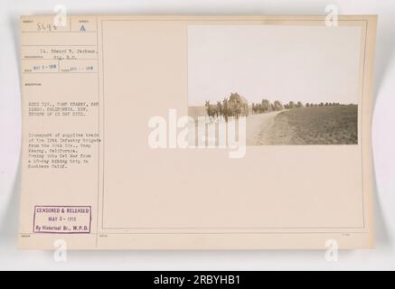 Fornisce il treno della 79th Infantry Brigade dalla 40th Division a Camp Kearny, San Diego, California, arrivando a del Mar dopo un viaggio escursionistico di 10 giorni nella California meridionale. Il tenente Edward M. Jackson del Signal Corps viene fotografato con le truppe durante l'escursione dell'aprile 1918. Censurato e pubblicato da The Historical Branch il 3 maggio 1918. Foto Stock