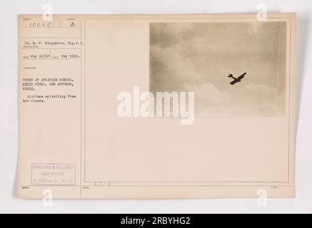 I cadetti dell'aviazione si allenano al Kelly Field di San Antonio, Texas. Si vede un aereo che scende a spirale dalle nuvole. La fotografia è stata scattata dal tenente E. P. Kingmore, Sig.R.C., il 18 maggio 1918. La scena raffigura attività presso la scuola di aviazione. La fotografia è stata approvata dallo Historical Branch e pubblicata il 18 maggio 1918. Numero di riferimento 10043/4. Foto Stock