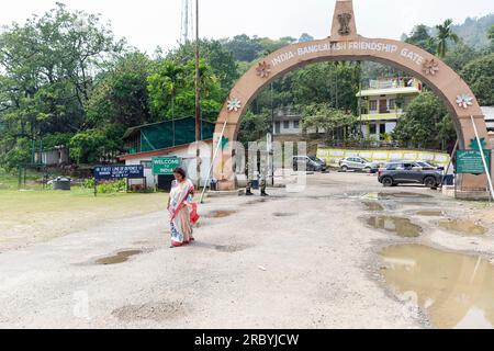 Gente al cancello d'ingresso del confine Indo Bangladesh, Meghalaya, India Foto Stock