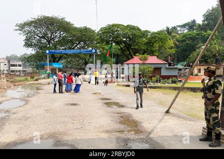 Gente al cancello d'ingresso del confine Indo Bangladesh, Meghalaya, India Foto Stock