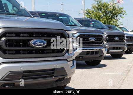 Muncie - 10 luglio 2023: Esposizione Ford F-150 presso una concessionaria. La Ford F150 è disponibile nelle versioni XL, XLT, Lariat, King Ranch, Platinum, E modelli limitati. Foto Stock